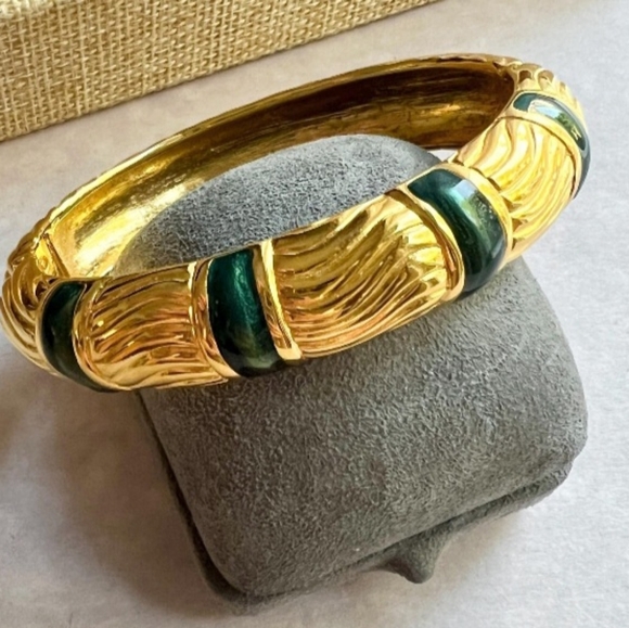 Vintage Monet Textured Gold-Tone and Green Enamel Bangle 💫 - Picture 7 of 9